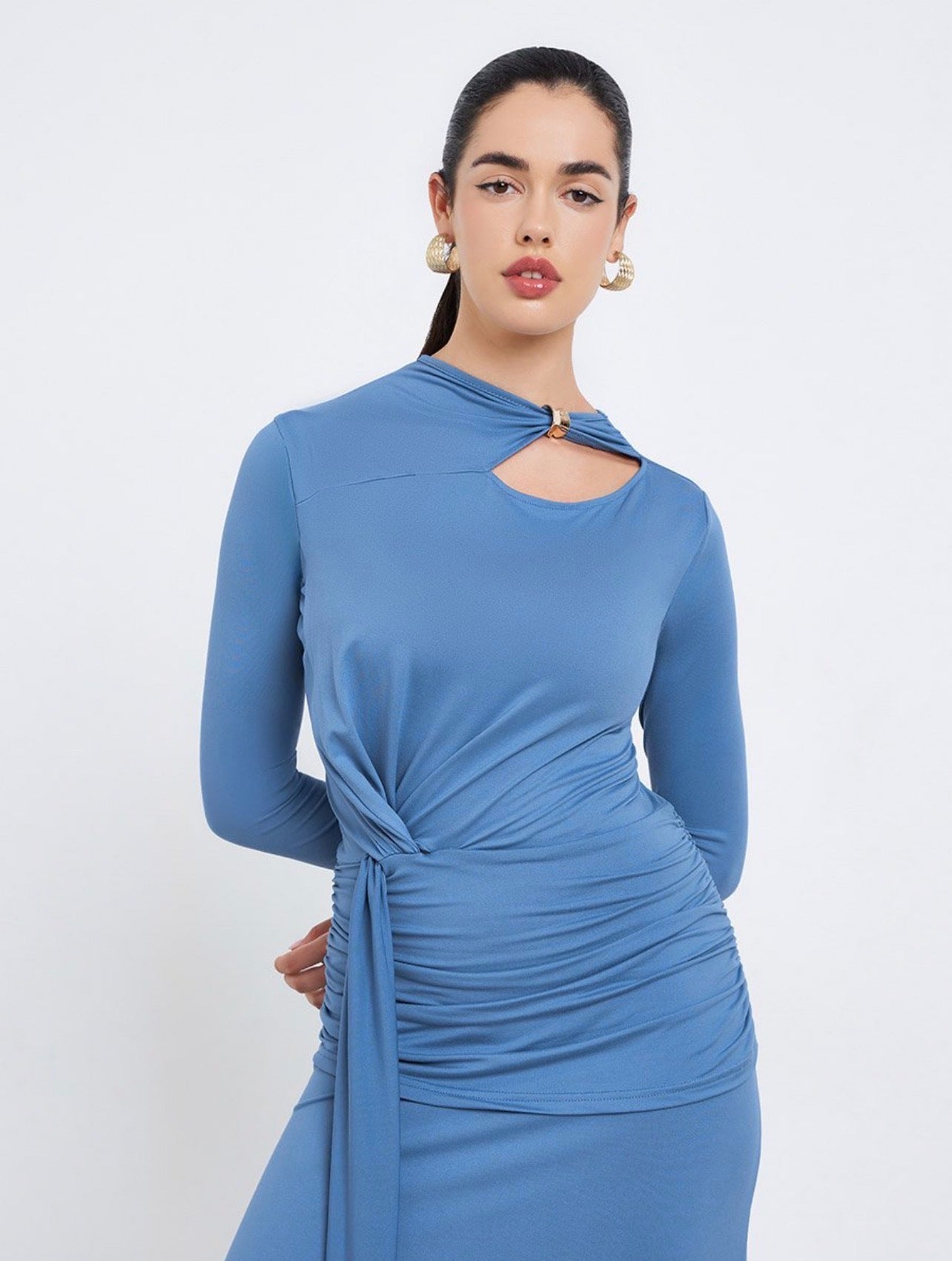 فستان طويل ضيق بياقة غير متماثلة