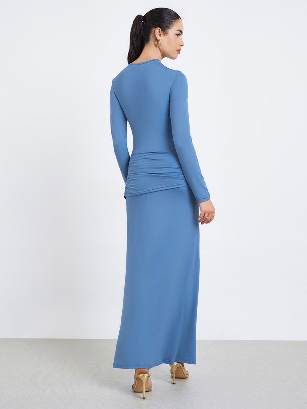 فستان طويل ضيق بياقة غير متماثلة