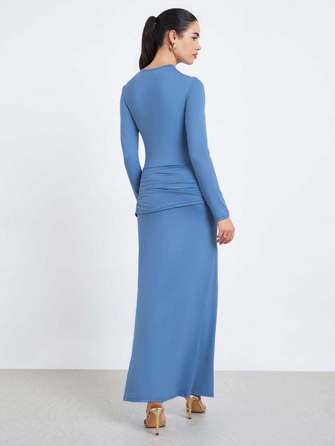 فستان طويل ضيق بياقة غير متماثلة