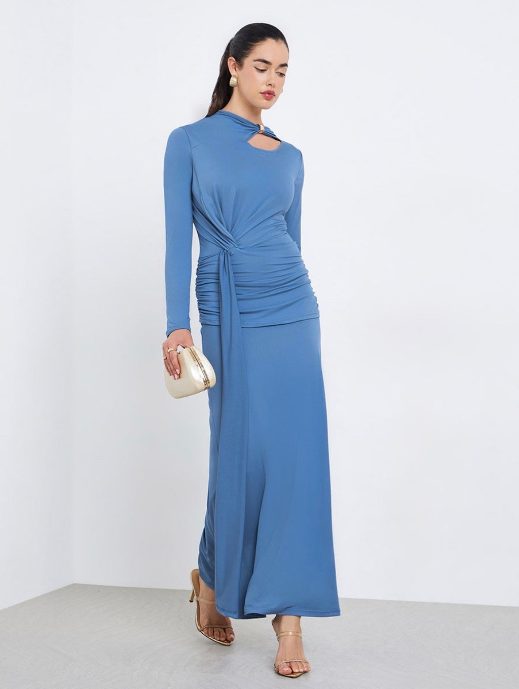 فستان طويل ضيق بياقة غير متماثلة