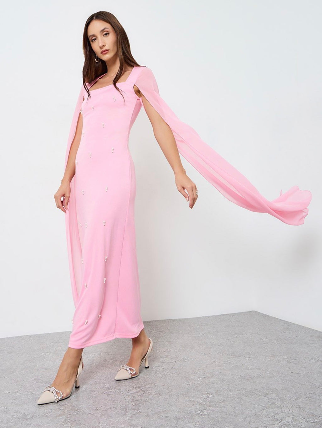 فستان طويل مزين باكمام منسدلة