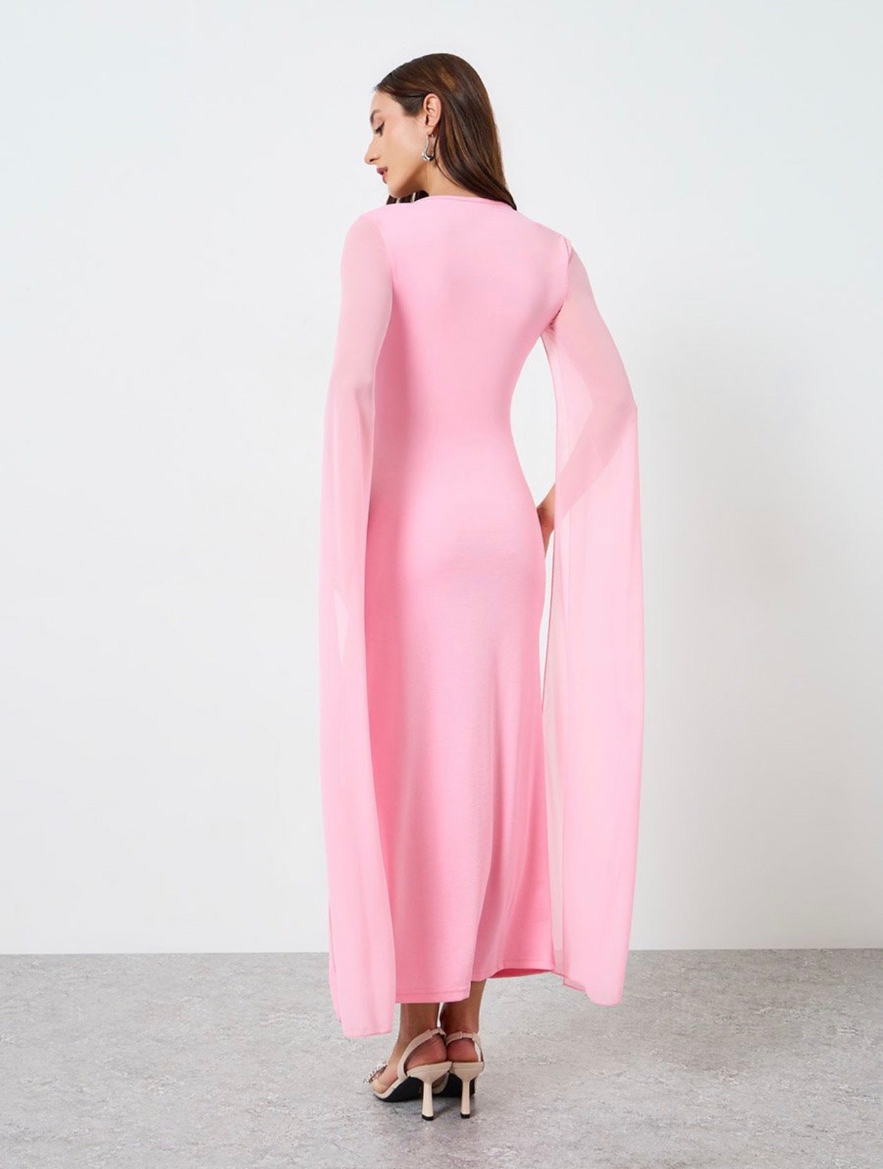 فستان طويل مزين باكمام منسدلة