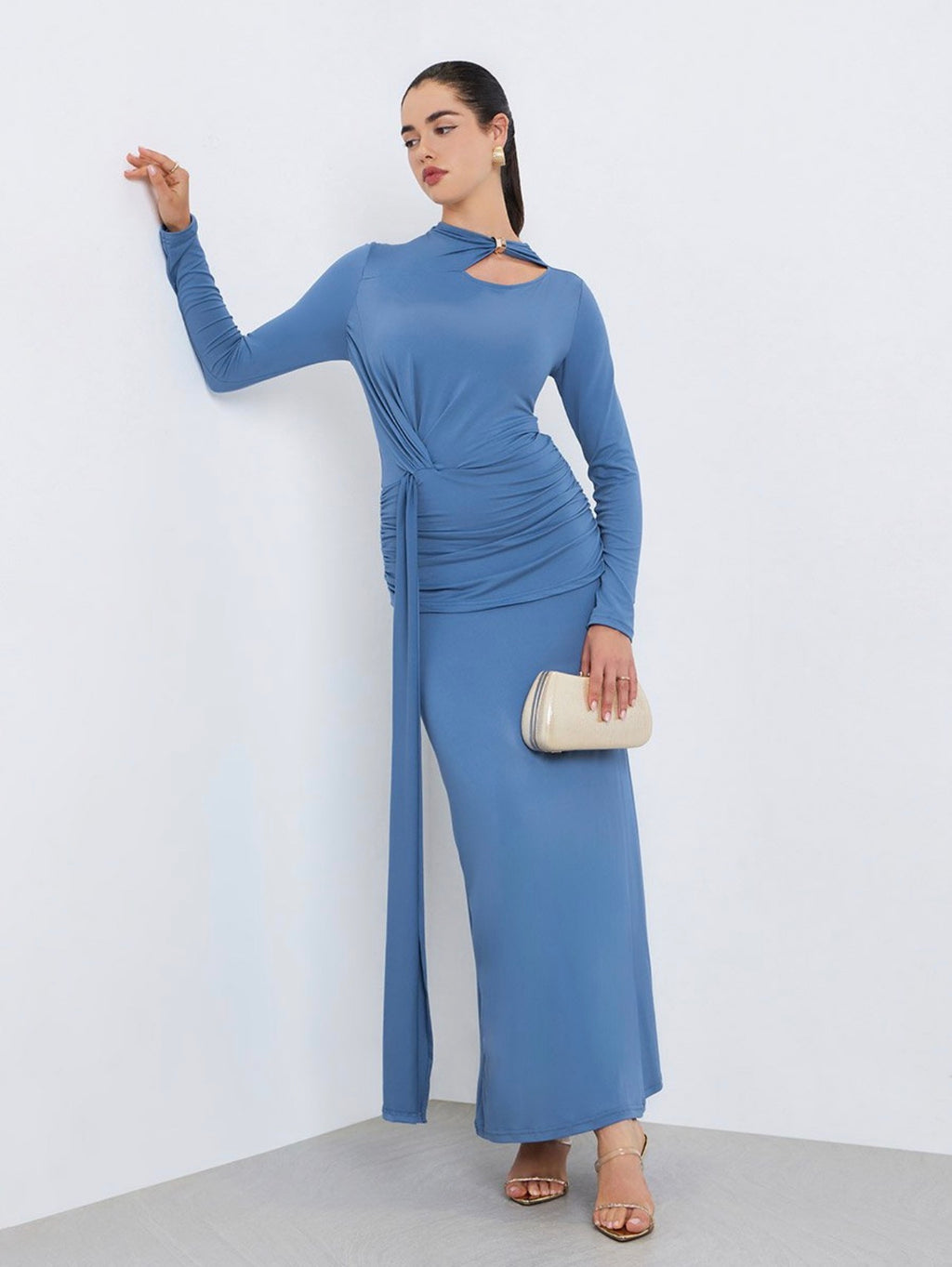 فستان طويل ضيق بياقة غير متماثلة